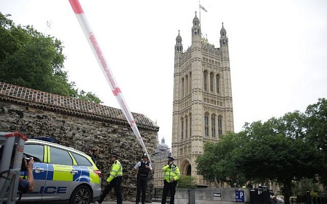 Police secure a cordon outside the Houses of Parliament following an incident where a car crashed into barriers on August 14, 2018. (AFP PHOTO / Daniel LEAL-OLIVAS)