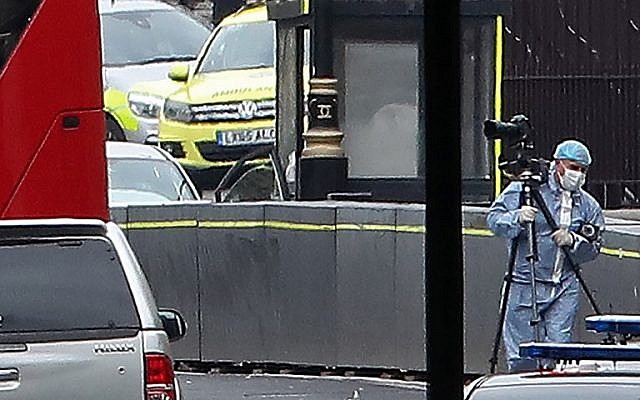Police forensics officers work at the scene outside the Houses of Parliament in central London where a car was driven into the barriers outside the Houses of Parliament, on August 14, 2018. (Daniel LEAL-OLIVAS/AFP)