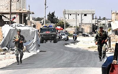 Syrian and Russian forces stand guard as civilians enter the Abu Duhur crossing on the eastern edge of Idlib province, on August 20, 2018. (AFP PHOTO / George OURFALIAN) Syrian and Russian forces stand guard as civilians enter the Abu Duhur crossing on the eastern edge of Idlib province, on August 20, 2018. (AFP PHOTO / George OURFALIAN)