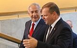 Israeli Prime Minister Benjamin Netanyahu (L) speaks with his Lithuanian counterpart Saulius Skvernelis in Vilnius, Lithuania, on August 23, 2018. (AFP/Petras Malukas)