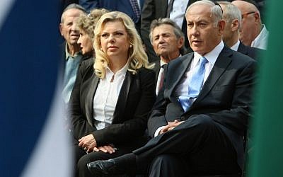 Prime Minister Benjamin Netanyahu and his wife, Sara Netanyahu, attend a remembrance ceremony at the Paneriai Holocaust Memorial near Vilnius, August 24, 2018. (AFP/Petras Malukas)