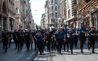 Turkish riot police faces protesters of Saturday mothers group demonstration on August 25, 2018 in Istanbul. (AFP/Yasin AKGUL)