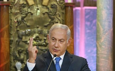 Prime Minister Benjamin Netanyahu speaks, visiting the the Choral Synagogue in Vilnius, on August 26, 2018. (AFP PHOTO / Petras Malukas)