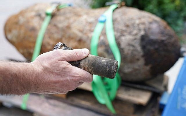 Marco Ofenstein from Rhineland-Palatinate's bomb disposal team presents the fuze of a World War II aerial bomb after the bomb's disposal in Ludwigshafen, western Germany, on August 26, 2018. (AFP PHOTO / dpa / Uwe Anspach) Marco Ofenstein from Rhineland-Palatinate's bomb disposal team presents the fuze of a World War II aerial bomb after the bomb's disposal in Ludwigshafen, western Germany, on August 26, 2018. (AFP PHOTO / dpa / Uwe Anspach)