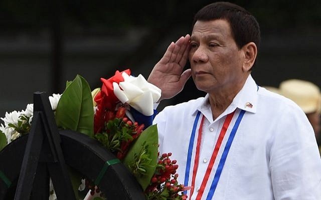 Philippines' President Rodrigo Duterte salutes during a wreath-laying ceremony to commemorate the National Heroes' Day at the Heroes Cemetery in Manila on August 27, 2018. / AFP PHOTO / TED ALJIBE Philippines' President Rodrigo Duterte salutes during a wreath-laying ceremony to commemorate the National Heroes' Day at the Heroes Cemetery in Manila on August 27, 2018. / AFP PHOTO / TED ALJIBE