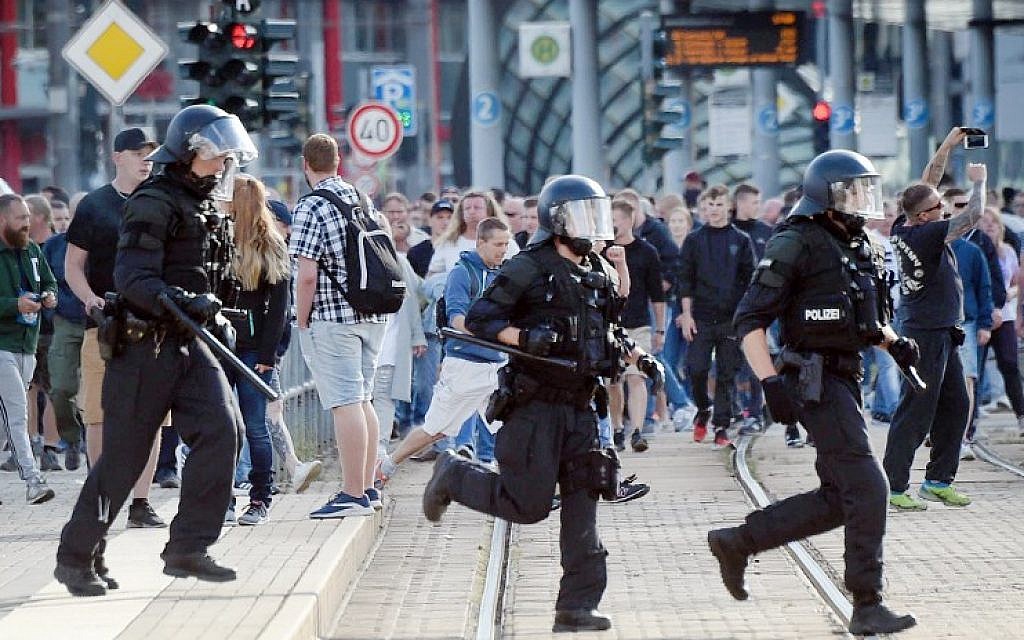 Riot police cross the street in Chemnitz, eastern Germany, on August 26, 2018 (AFP PHOTO / dpa / Andreas SEIDEL)