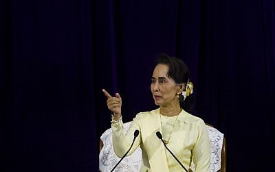 Myanmar State Counsellor Aung San Suu Kyi delivers her address before students of Yangon University general assembly in Yangon on August 28, 2018. (AFP Photo/Ye Aung Thu)