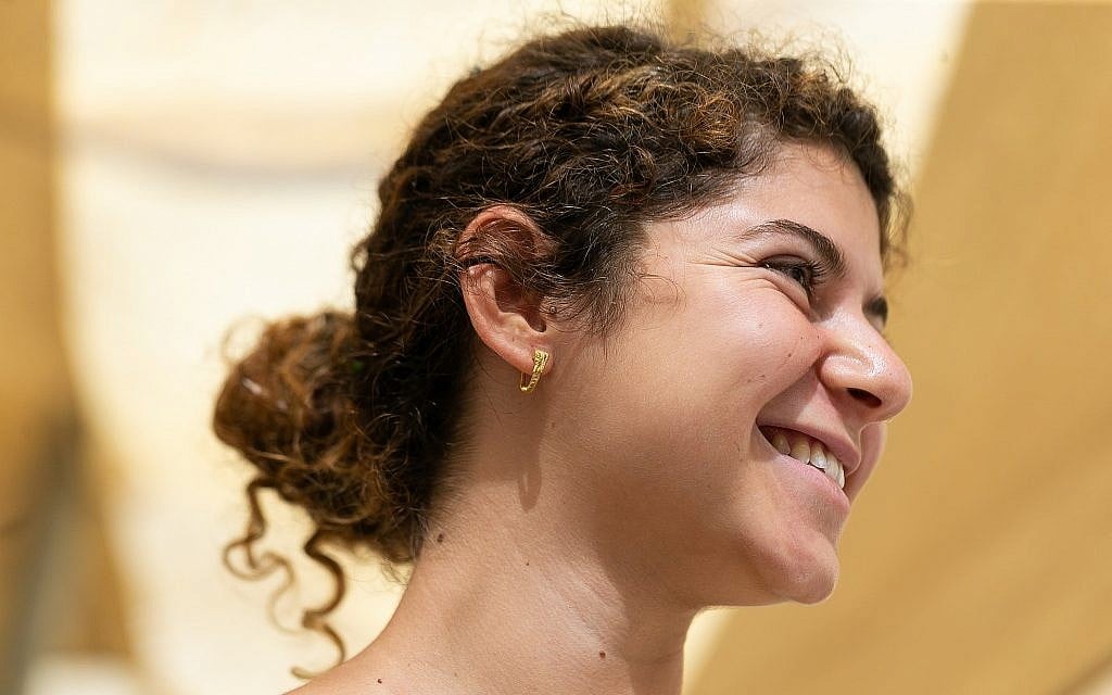 The gold Hellenistic-era earring unearthed in the City of David's Givati Parking Lot excavations belonged to an upper class man or woman in Jerusalem.  (Clara Amit, Israel Antiquities Authority)