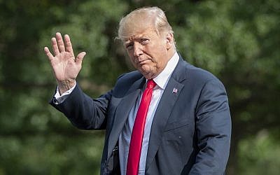 US President Donald Trump waves, as he arrives at the White House in Washington, DC, August 19, 2018, after spending the weekend at his golf club in Bedminster, New Jersey. (AP Photo/J. Scott Applewhite)