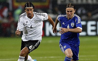 Germany's Sami Khedira, left, and Israel's Bibras Natkho, right, challenge for the ball during a friendly international soccer match between Germany and Israel in Leipzig, Germany, May 31, 2012. (Michael Sohn/AP)