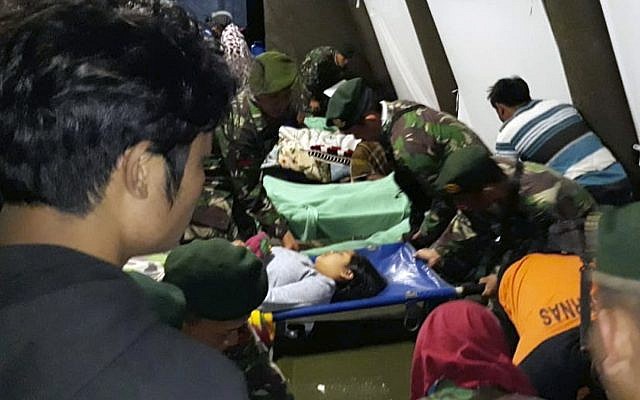 Indonesian soldiers tend to a woman injured in the earthquake at a makeshift hospital in Lombok, Indonesia Aug. 5, 2018. (AP Photo) Indonesian soldiers tend to a woman injured in the earthquake at a makeshift hospital in Lombok, Indonesia Aug. 5, 2018. (AP Photo)
