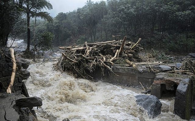 Water gushes out following heavy rain and landslide in Kozhikode, Kerala state, India, August 9, 2018. (AP Photo) Water gushes out following heavy rain and landslide in Kozhikode, Kerala state, India, August 9, 2018. (AP Photo)