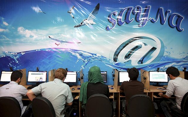 Iranians surf the Internet at a cafe in Tehran, Iran, on September 17, 2013. (Illustrative photo: AP/Ebrahim Noroozi) Iranians surf the Internet at a cafe in Tehran, Iran, on September 17, 2013. (Illustrative photo: AP/Ebrahim Noroozi)