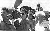 David Ben Gurion visits 101 'First Fighter' Squadron. With sunglasses Modi Alon. Behind Alon's left shoulder stands Syd Cohen, and to the left, Gideon Lichtman and Maurice Mann (Public Domain/Wikimedia Commons)