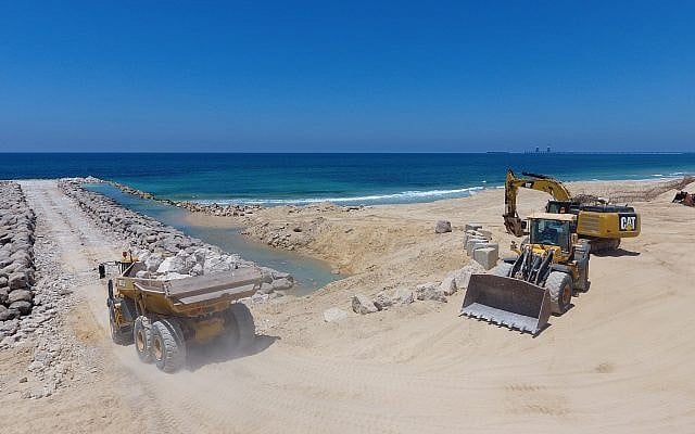 Construction of sea barrier at Zikim beach on August 5, 2018. (Defense Ministry)