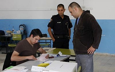 A man from East Jerusalem shows his Israeli ID card to vote in the Jerusalem mayoral elections, November 11, 2008 (Daniel Dreifuss/ Flash90)
