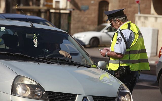 Illustrative: Israeli police officer checks driving licenses (Uri Lenz/FLASH90) Illustrative: Israeli police officer checks driving licenses (Uri Lenz/FLASH90)