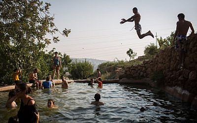 Locals getting wet at Ein Lavan, a natural spring near the Jerusalem Biblical Zoo (Hadas Parush/Flash 90)