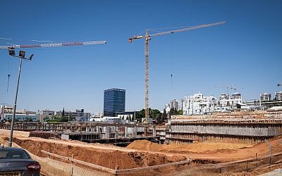 File: A construction site in Petah Tikva where three workers were seriously injured in a fall, June 14, 2018 (Roy Alima/Flash90)