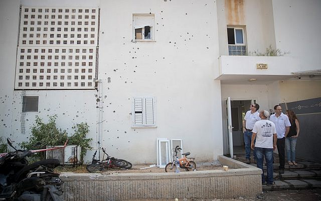The site where a mortar shell from the Gaza Strip hit an apartment building and cars in the southern Israeli city of Sderot, on August 9, 2018. (Yonatan Sindel/Flash90) The site where a mortar shell from the Gaza Strip hit an apartment building and cars in the southern Israeli city of Sderot, on August 9, 2018. (Yonatan Sindel/Flash90)