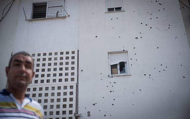 The site where a mortar shell from the Gaza Strip hit an apartment building and cars in the southern Israeli city of Sderot, on August 9, 2018. (Yonatan Sindel/Flash90) The site where a mortar shell from the Gaza Strip hit an apartment building and cars in the southern Israeli city of Sderot, on August 9, 2018. (Yonatan Sindel/Flash90)