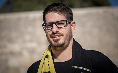 Moshe Hogeg, businessman and Beitar Jerusalem owner, visits the Western Wall in the Jerusalem, on August 13, 2018. (Yonatan Sindel/Flash90)