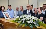 Zehava Galon (R), MK Dov Khenin, Joint (Arab) List leader Ayman Odeh, senior Palestinian official Nabil Shaath and Meretz party leader Tamar Zandberg attend the funeral service of late writer and founder of the Gush Shalom peace movement Uri Avnery in Tel Aviv on August 22, 2018. (Flash90)