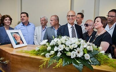 Zehava Galon (R), MK Dov Khenin, Joint (Arab) List leader Ayman Odeh, senior Palestinian official Nabil Shaath and Meretz party leader Tamar Zandberg attend the funeral service of late writer and founder of the Gush Shalom peace movement Uri Avnery in Tel Aviv on August 22, 2018. (Flash90)