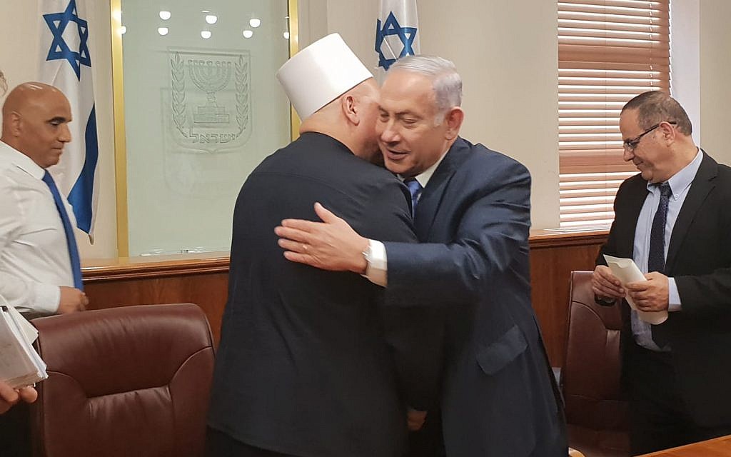 Prime Minister Benjamin Netanyahu greets Druze spiritual leader Sheikh Muafak Tarif at his office in Jerusalem on August 1, 2018. (Prime Minister's Office)