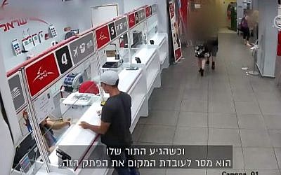 A would-be robber in the post office in Ashdod (screen capture: Channel 10)