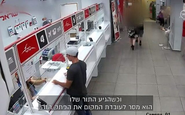 A would-be robber in the post office in Ashdod (screen capture: Channel 10)