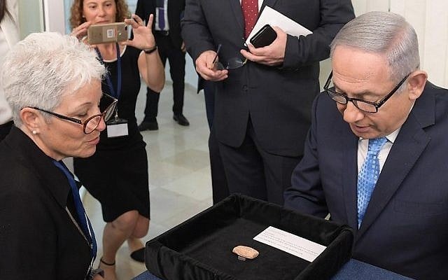 Prime Minister Benjamin Netanyahu and Amanda Weiss, director of the Bible Lands Museum in Jerusalem, with a 2,600-year-old clay tablet bearing the name "Benayahu ben Netanyahu" which is being loaned to the Prime Minister's Office for the coming year, August 21, 2018 (GPO) Prime Minister Benjamin Netanyahu and Amanda Weiss, director of the Bible Lands Museum in Jerusalem, with a 2,600-year-old clay tablet bearing the name "Benayahu ben Netanyahu" which is being loaned to the Prime Minister's Office for the coming year, August 21, 2018 (GPO)