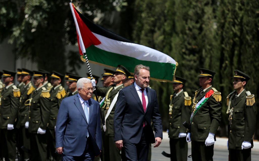 Mahmoud Abbas, left, and Bosnian leader Bakir Izetbegovic in Ramallah on Wednesday August 29, 2018. (Wafa images)