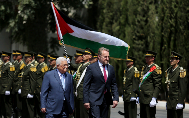 Mahmoud Abbas, left, and Bosnian leader Bakir Izetbegovic in Ramallah on Wednesday August 29, 2018. (Wafa images)