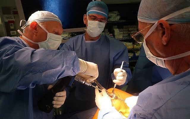 Team of surgeons implant CartiHeal's scaffold into a 30-year-old woman's knee at Hadassah Medical Center, August 2018 (Hadassah Medical Center) Team of surgeons implant CartiHeal's scaffold into a 30-year-old woman's knee at Hadassah Medical Center, August 2018 (Hadassah Medical Center)