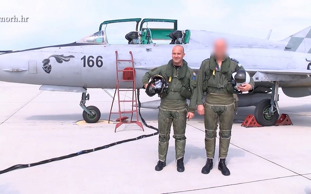 An Israeli and a Croatian pilot pose together in a video released by the Croatian Ministry of Defense on August 4, 2018 (YouTube screenshot)