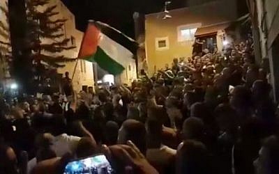 Hundreds attend the funeral of Ahmed Muhammad Mahameed in Umm al-Fahm, August 21, 2018. (Screen capture: Hadashot)