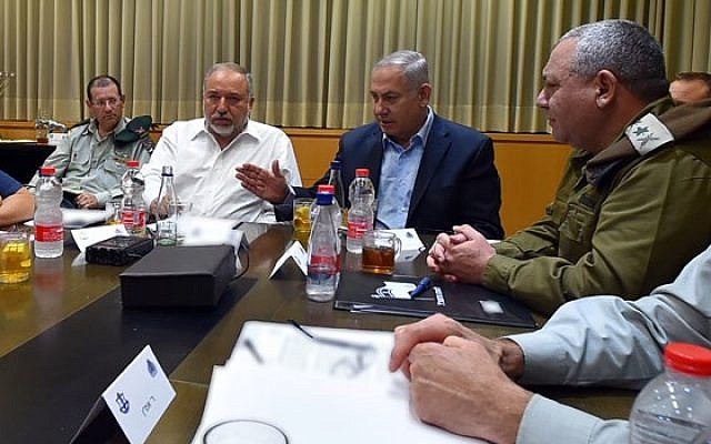 Prime Minister Benjamin Netanyahu (center) and Defense Minister Avigdor Liberman (2nd left) meet with top seucirty officials at IDF military's headquarters in Tel Aviv, early Thursday, August 9, 2018 (Defense Ministry)
