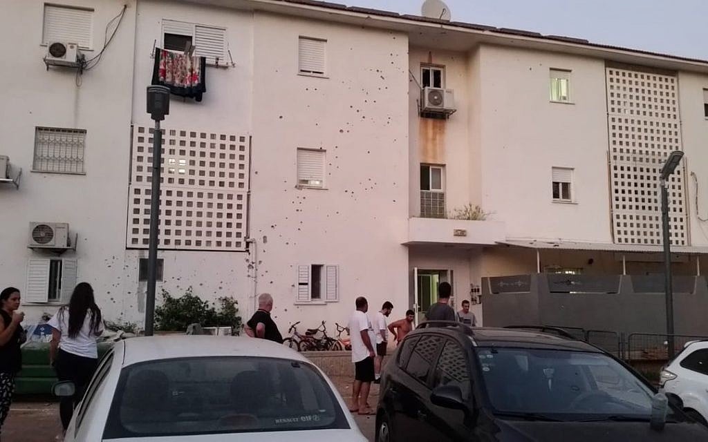 Shrapnel covers the outside wall of an apartment building in the southern city of Sderot after a rocket that was launched from Gaza struck nearby on August 8, 2018. (Courtesy) Shrapnel covers the outside wall of an apartment building in the southern city of Sderot after a rocket that was launched from Gaza struck nearby on August 8, 2018. (Courtesy)