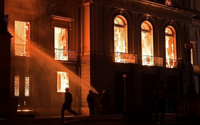 Firefighters work as a massive fire engulfs the National Museum in Rio de Janeiro, one of Brazil's oldest, on September 2, 2018. (AFP / Carl DE SOUZA) Firefighters work as a massive fire engulfs the National Museum in Rio de Janeiro, one of Brazil's oldest, on September 2, 2018. (AFP / Carl DE SOUZA)