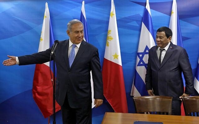 Prime Minister Benjamin Netanyahu gestures to the President of the Philippines Rodrigo Duterte during their meeting in Jerusalem September 3, 2018. (AFP PHOTO / POOL / RONEN ZVULUN)