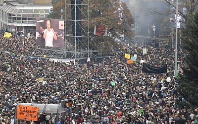 People attend a concert to protest far-right rallies on September 3, 2018, in Chemnitz, eastern Germany. (AFP Photo/John MacDougall)