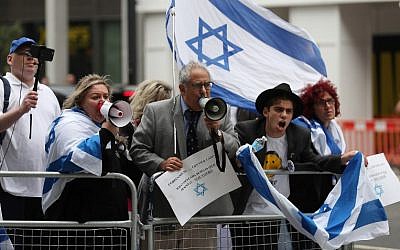 Demonstrators hold placards and flags of Israel as they protest outside the headquarters of Britain's opposition Labour party in central London on September 4, 2018. (AFP/ DANIEL LEAL-OLIVAS)