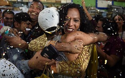Indian members and supporters of the lesbian, gay, bisexual, transgender (LGBT) community celebrate the Supreme Court decision to strike down a colonial-era ban on gay sex, in Mumbai on September 6, 2018. (AFP PHOTO / INDRANIL MUKHERJEE)