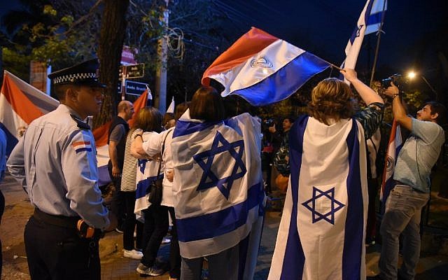 People demonstrate outside the presidential residence in Asuncion on September 06, 2018 against the government's decision of moving its embassy in Israel back to Tel Aviv.
(AFP/NORBERTO DUARTE) People demonstrate outside the presidential residence in Asuncion on September 06, 2018 against the government's decision of moving its embassy in Israel back to Tel Aviv.
(AFP/NORBERTO DUARTE)