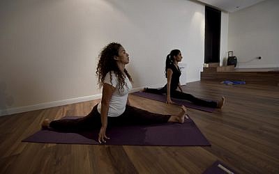 Saudi women practice yoga at a studio in the western Saudi Arabian city of Jeddah on September 7, 2018. (AFP Photo/Amer Hilabi)