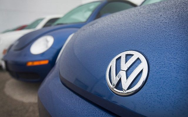 In this photo taken on September 18, 2015 Volkswagen Beetles are offered for sale at a dealership in Chicago, Illinois. (AFP PHOTO / GETTY IMAGES NORTH AMERICA / SCOTT OLSON) In this photo taken on September 18, 2015 Volkswagen Beetles are offered for sale at a dealership in Chicago, Illinois. (AFP PHOTO / GETTY IMAGES NORTH AMERICA / SCOTT OLSON)