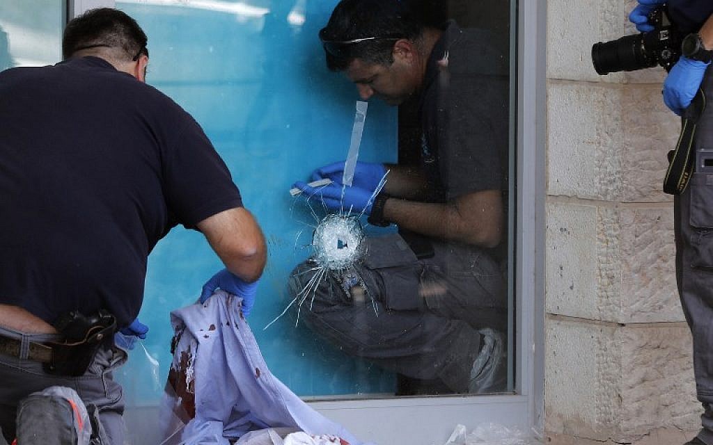 Israeli policemen inspect the scene of a deadly terror stabbing at a mall next to the Gush Etzion Junction in the central West Bank, on September 16, 2018. (AFP Photo/Ahmad Gharabli) Israeli policemen inspect the scene of a deadly terror stabbing at a mall next to the Gush Etzion Junction in the central West Bank, on September 16, 2018. (AFP Photo/Ahmad Gharabli)