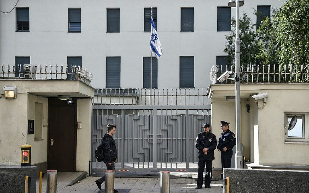 Russian police guard in front of the Israeli embassy in Moscow on September 18, 2018 (AFP PHOTO / Vasily MAXIMOV)
