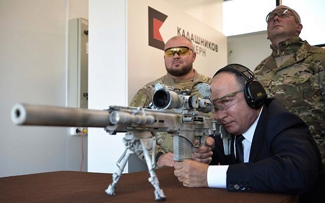 Russian President Vladimir Putin looks through the scope as he shoots a Chukavin sniper rifle (SVC-380) during a visit to the military Patriot Park in Kubinka, outside Moscow, on September 19, 2018. (AFP/ SPUTNIK / Alexey NIKOLSKY) Russian President Vladimir Putin looks through the scope as he shoots a Chukavin sniper rifle (SVC-380) during a visit to the military Patriot Park in Kubinka, outside Moscow, on September 19, 2018. (AFP/ SPUTNIK / Alexey NIKOLSKY)
